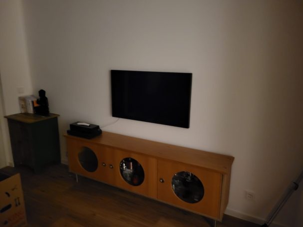 Anbringen TV und Montage eines Sideboards